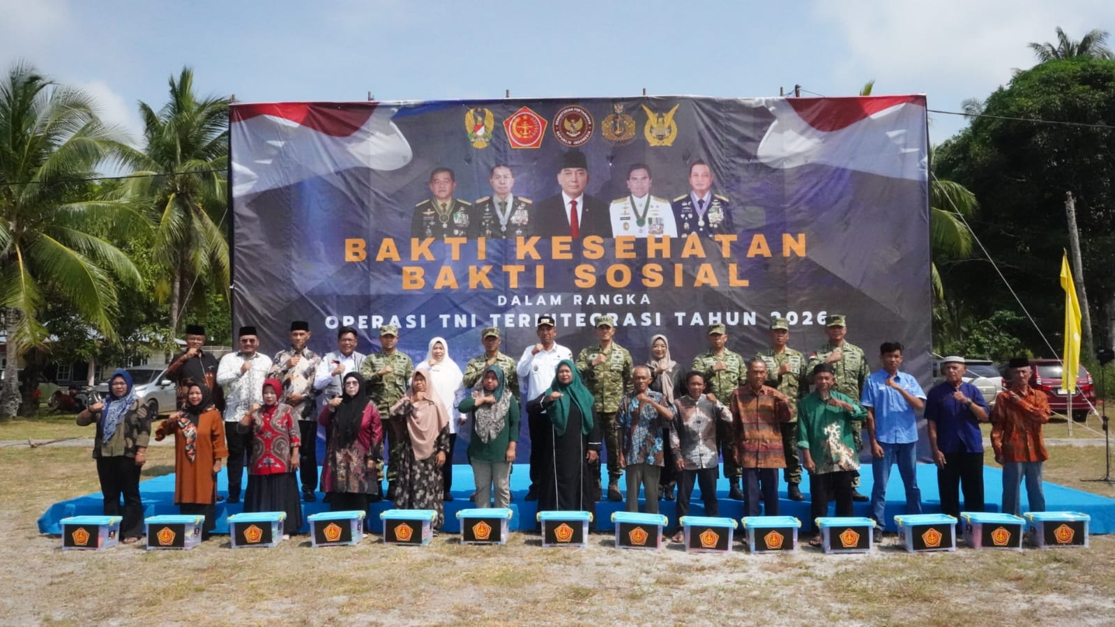 Kaster TNI Pimpin Bakti Kesehatan dan Bakti Sosial di Dabo Singkep, Kodam XIX Tuanku Tambusai Salurkan 636 Paket Sembako